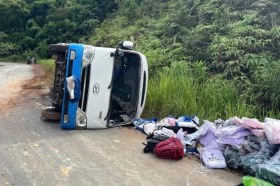Ôtô chở 19 sinh viên đại học bị l;ậ;t giữa đường
