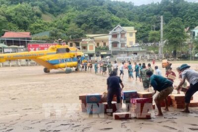 Trực thăng MI-171 vào Nghệ An c-ứ-u trợ bà con vùng lũ… số người lên tới… trận lũ KHUNGKHIEP quá