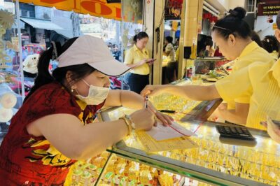 Giá Vàng hôm nay  đang n/óng như l::ử::a:  Có người lãi vài chục triệu chỉ sau 1 đêm