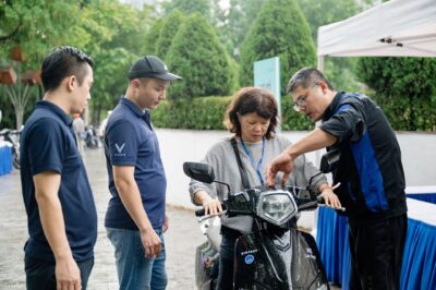 Hà Nội c::ấm xe xăng…Bác Vượng tuyên bố gây s:;ốc: “Ai đổi sang xe điện, tôi lo hết từ A–Z!