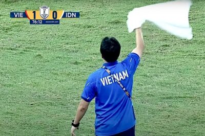 Vì sao trợ lý HLV U23 Việt Nam vẫy khăn trắng.. Chuyện gì thế này