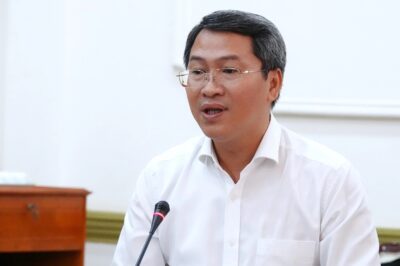 Phó chủ tịch phường Sài Gòn ngồi 2 giờ ký 1.000 bản sao y giấy tờ