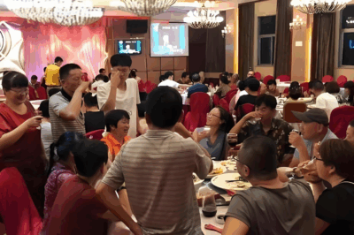 Nam sinh học kém bỗng báo tin đỗ ĐH danh tiếng, gia đình chi 50 triệu mở tiệc linh đình: Khách khứa nhìn giấy báo đỗ xong liền nhăn nhó ra về