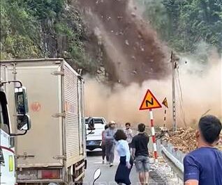 Cảnh tượng h;a;ih;u;ng tại Sơn La lúc 10h sáng nay khi nhiều người đang quay video