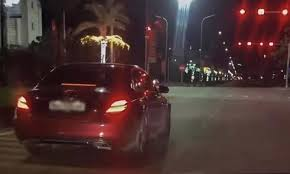 Chiếc xe sang Mercedes C300 màu đỏ n;;ó;ng nhất lúc này: Cơ quan chức năng đã vào cuộc tìm đôi nam nữ