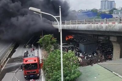 Hà Nội: Khói đen c::uồn c::uộn từ vụ ch::áy bãi xe dưới gầm cầu Vĩnh Tuy….. Troi oi bao nhiêu người đi xem diễu binh KINHKHUNG quá