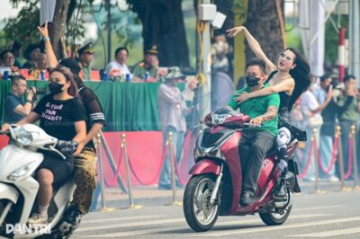 Danh tính ‘Girl phố’ n::áo l-oạn hồ Gươm nhưng hàm Thiếu tá. Nhân dân cho vai tội gì không diễn