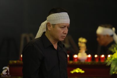 NSƯT Chí Trung đưa con trai đến viếng ông Hoàng Nam Tiến: “Hàng người dài dằng dặc, giàn giụa nước mắt”