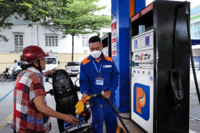 Chia buồn với ai chưa kịp đổ xăng đầy bình, giờ thì tiếc đ:.ứt ruột…